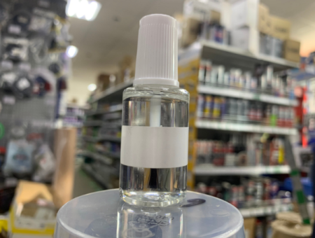 Лак с кисточкой для подкраски автомобиля