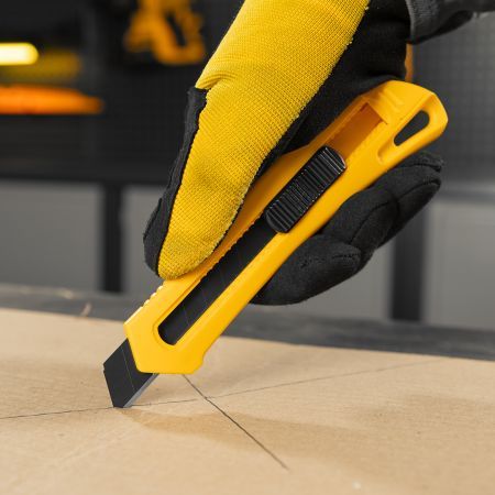 Нож, 18 мм, сменное лезвие, SK4, облегченный корпус, нажимной фиксатор Denzel