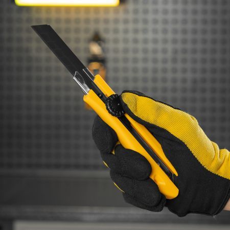 Нож, 18 мм, сменное лезвие, SK4, метал. направляющая, винтовой фиксатор Denzel