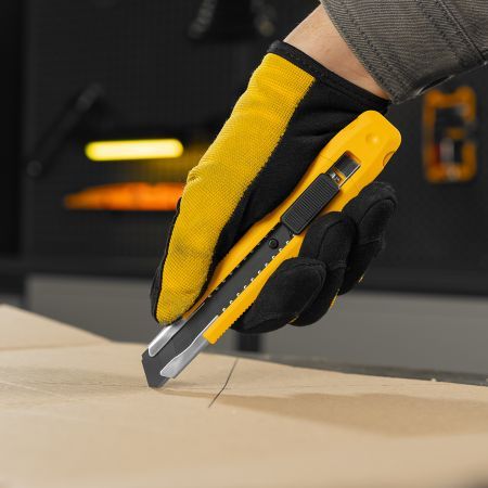 Нож, 18 мм, сменное лезвие, SK4, метал. направляющая, клипса, нажимной фиксатор Denzel